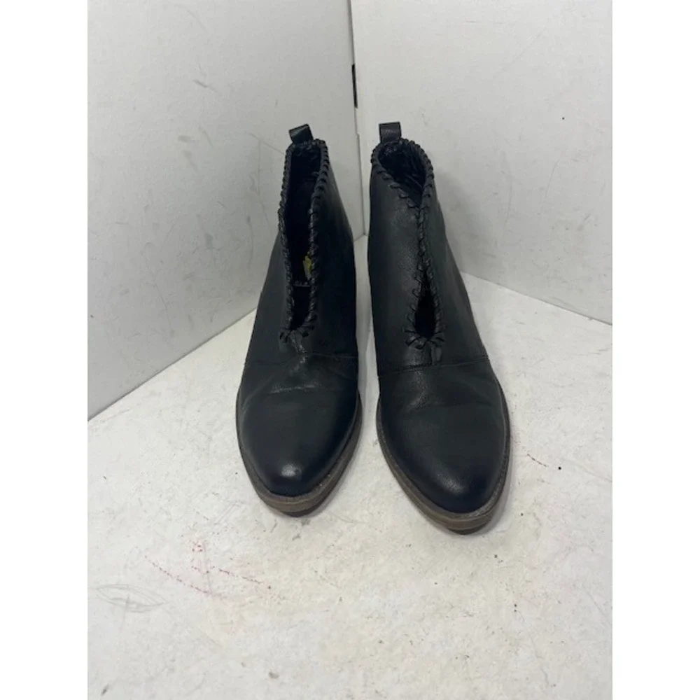 Volatile black ankle
